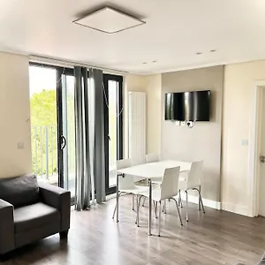 Luxurious 2 Bedroom Flat In Apartment