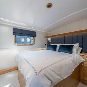 Luxurious Houseboat Near Canary Wharf In Botel