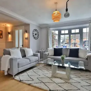 Large 4 Bed House Near River Thames Holiday home
