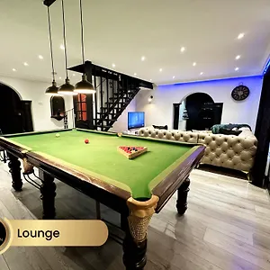 4 Bedroom House, Heathrow Airport, Luxe Holiday home