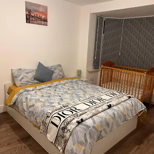 Lovely Hillingdon Family - 7 Bedrooms Holiday home