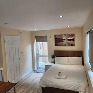 Beautiful Private En-suite With Its Own Entry Apartment