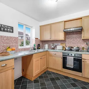 Station & Shops 3min Walk I Heathrow 15 Mins I X2 Ensuites I Parking X2 Holiday home